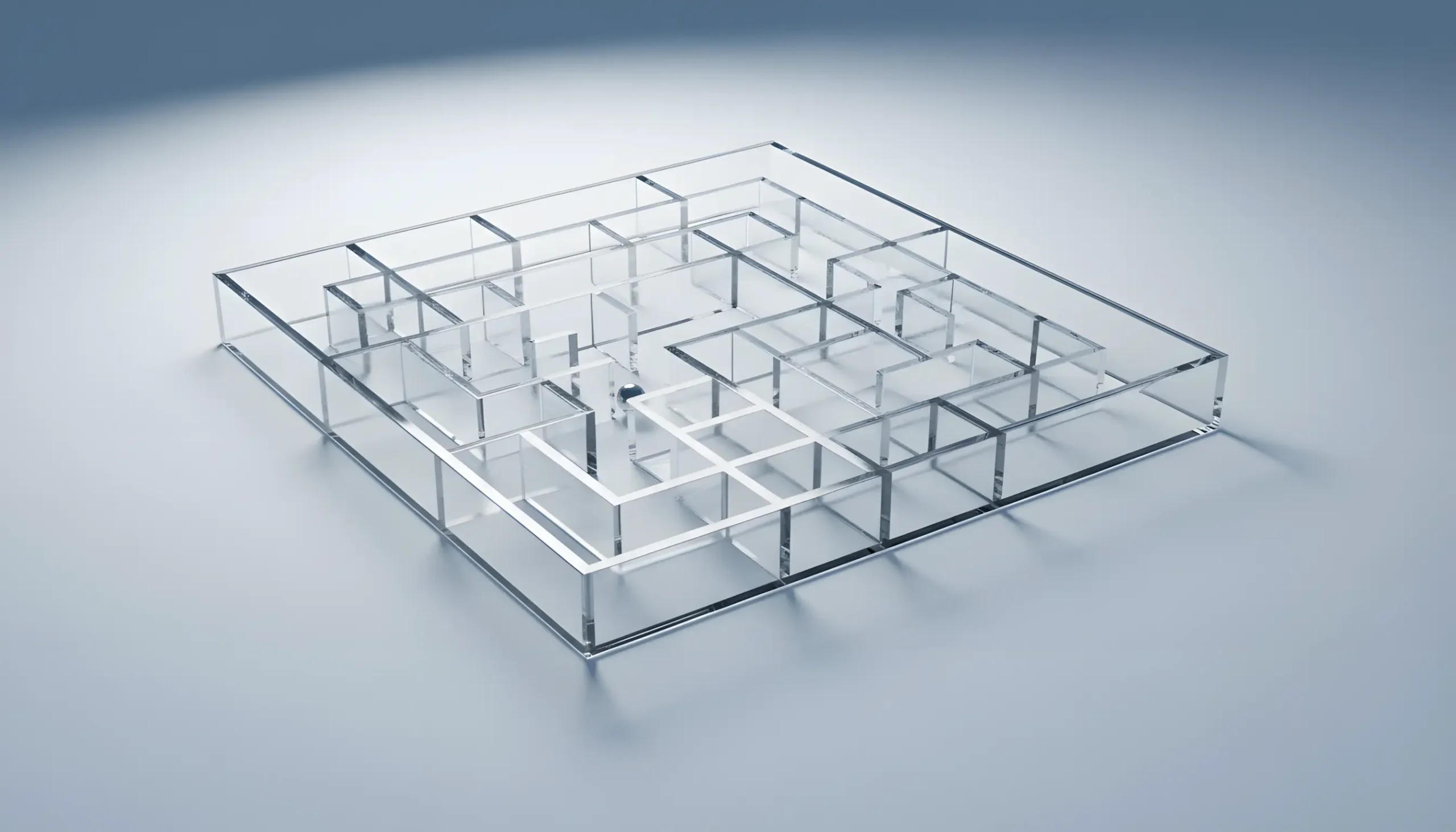 Labirinto de vidro transparente com esfera metálica representando armadilhas psicológicas e vieses cognitivos a evitar