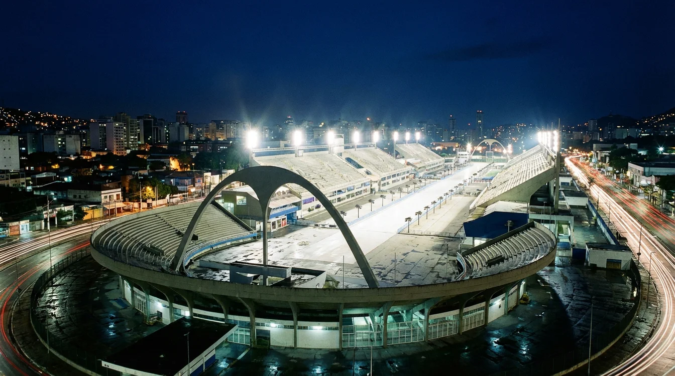 Vista noturna do Sambódromo da Marquês de Sapucaí durante desfile de carnaval com arquibancadas lotadas